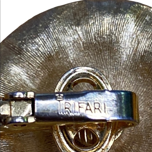 CROWN TRIFARI White Flower Cluster Gold Tone Clip Earrings Thermoset Lucite. - Picture 3 of 8